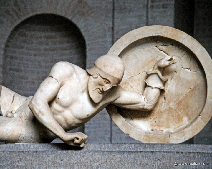 0213.jpg - 0213: Wounded Warrior. East gable, Aegina Temple. Glyptothek, München.
