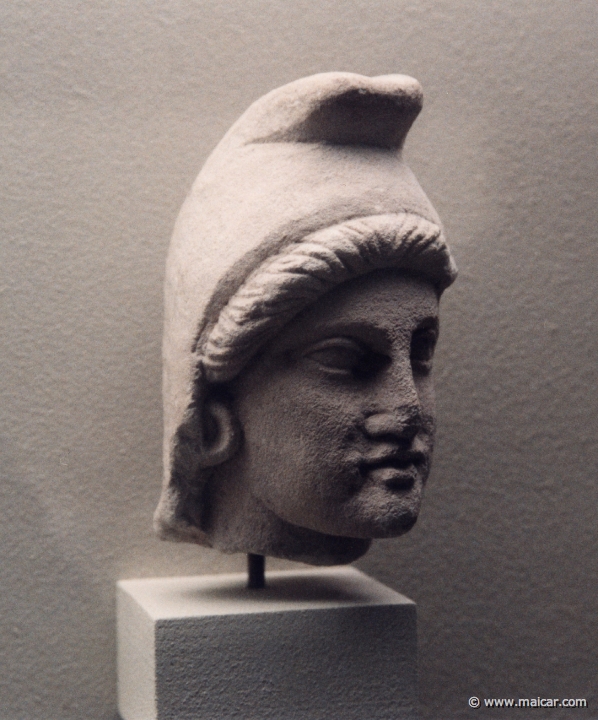 5605.jpg - 5605: Homme au bonnet phrygien 300/200 avant J.-C. Calcaire. Musée d'Art et d'Histoire, Genève.