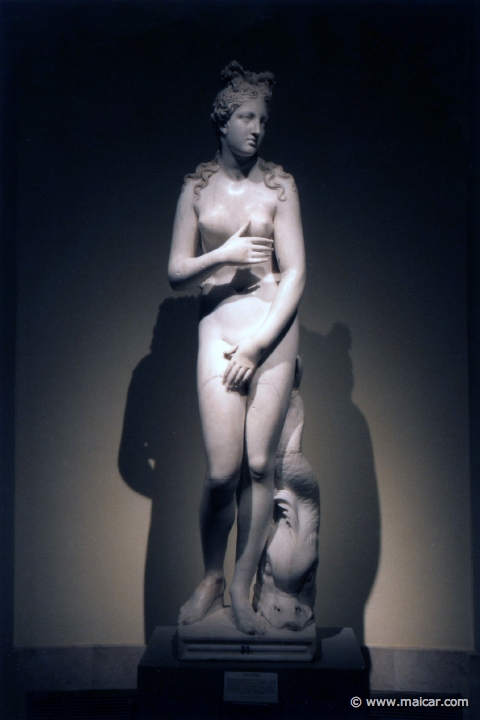 9711.jpg - 9711: «Venus del delfín». Hacia 140-150 d.C. Copia romana de un original helenístico fechable entre 280 y 250 a.C. Museo Nacional del Prado.