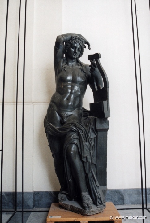 7010.jpg - 7010: Statua di Apollo. Rielaborazione di età imperiale da originale del II sec. a.C. National Archaeological Museum, Naples.