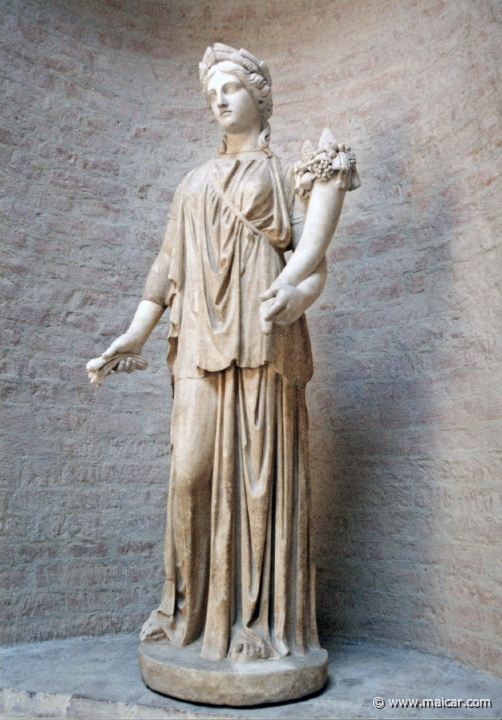 0206.jpg - 0206: Statue der Artemis. Kopie eines Originales de 4 Jh. v. Chr. (sog. Dresdner Artemis). Der Torso ist von Bertel Thorvaldsen zu einer Ceres ergäntz worden. Glyptothek, München.