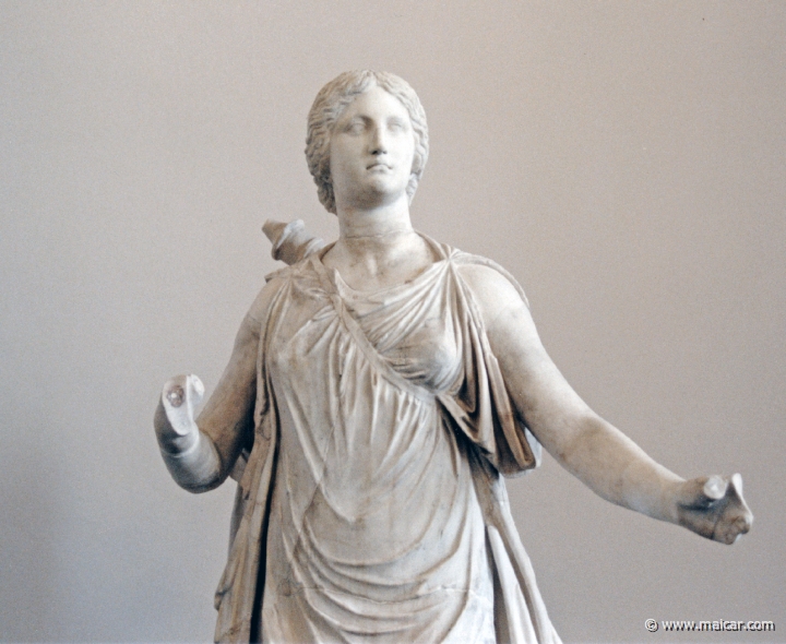 2122.jpg - 2122: Artemis (Artemis Collona). Gefunden 1795 in Rom, marmor ca. 340 v. Chr. Römische Kopia. Pergamon Museum, Berlin.