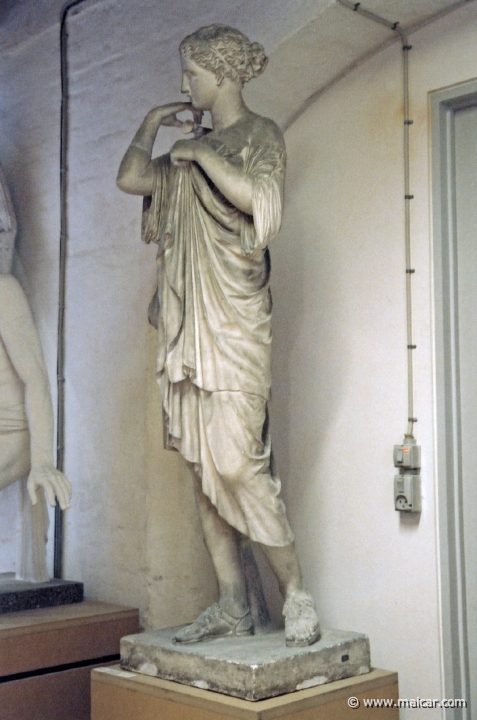 8724.jpg - 8724: Diana fra Gabii. Praxiteles, Graesk, senkl. midt 4 årh. f. Kr. (Romkopi). Paris, Louvre. Den Kongelige Afstøbningssamling, Copenhagen.