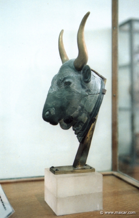 9506.jpg - 9506: Bull’s head rhyton (libation vessel) made of chlorite from the palace of Zakros (16th C. BC). Herakleion Museum (Crete).