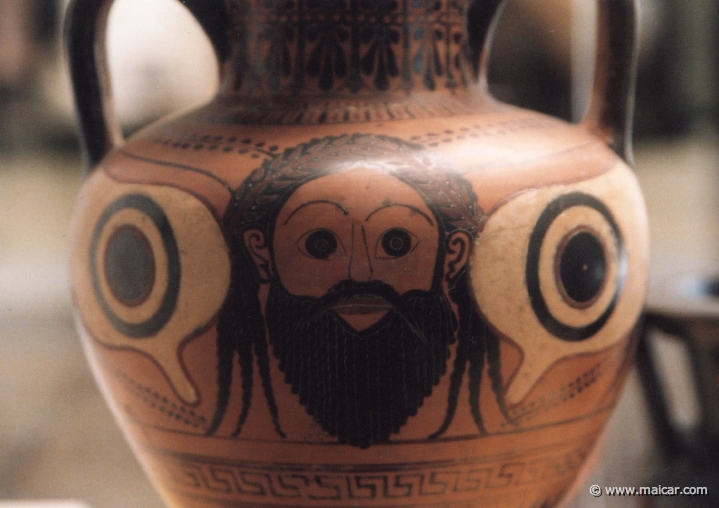 10007.jpg - 10007: Máscara de Dionisio. Ánfora. Pintor de Antímenes. Hacia 520 a.C. Museo Arqueológico Nacional.