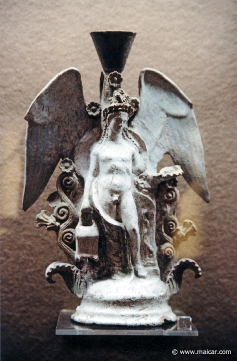 3411.jpg - 3411: Statuetten Lekythos in Form eines Eros. Methana, Argolis frühes 4 Jh. v. Chr. Museum für Kunst und Gewerbe, Hamburg.