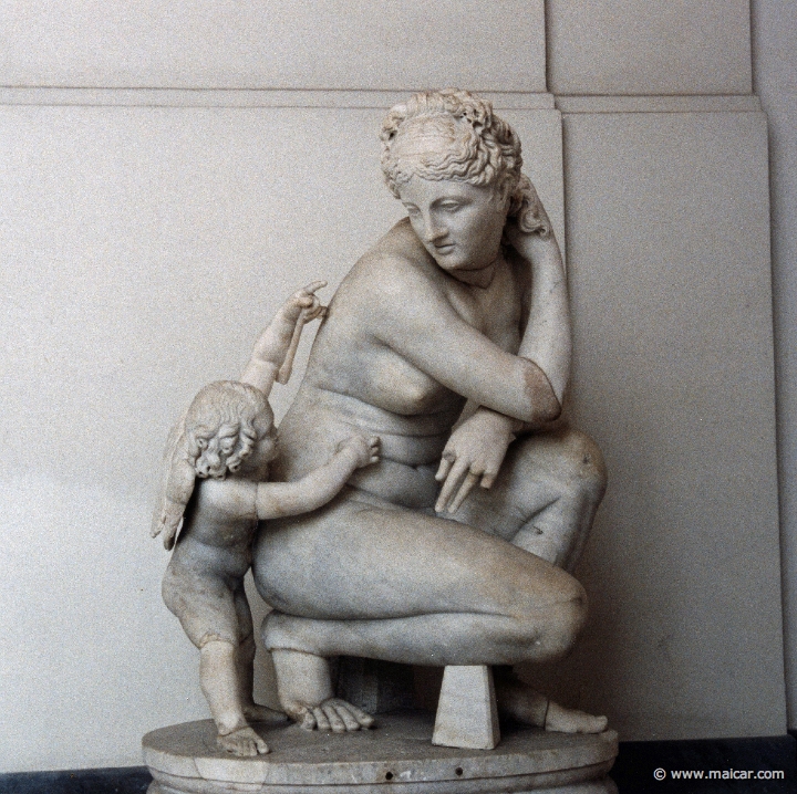 7018.jpg - 7018: Afrodite accovacciata ed Eros. Replica del II secolo d.C. da originale del III secolo a.C. attribuito a Doidalsas. National Archaeological Museum, Naples.