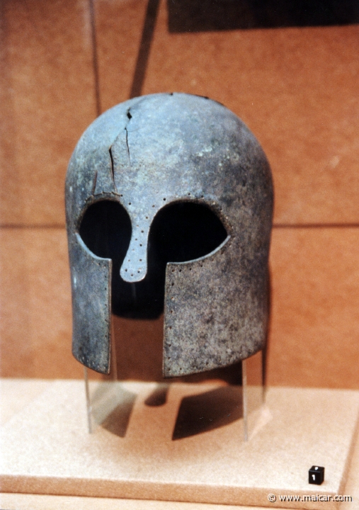 3416.jpg - 3416: Korintischer Helm. Griechenland 5 Jh. v. Chr. Bronze. Museum für Kunst und Gewerbe, Hamburg.