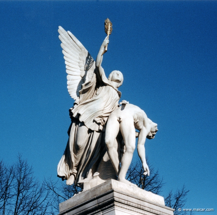 2209.jpg - 2209: August Wredow, 1841-57: Iris, carrying the fallen hero to Mount Olympus. Schloßbrücke, Berlin.
