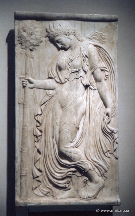 9920.jpg - 9920: Relieve con ménade bailando, 120-140 d.C. Copia romana de relieve ejecutado en Atenas a finales del siglo V a.C. Museo Nacional del Prado.