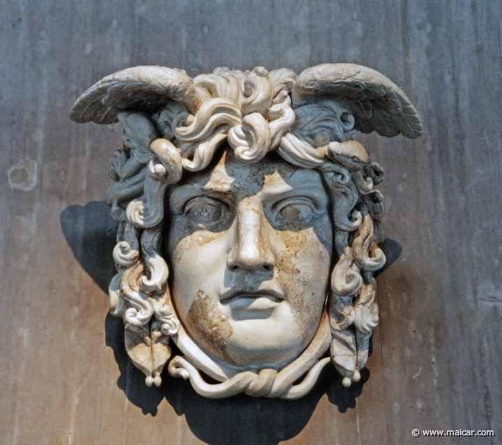 1102.jpg - 1102: Gorgo Medusa. 130 e. kr. Forum Romanum. Considerably restored. Römisch-Germanischer Museum, Köln.