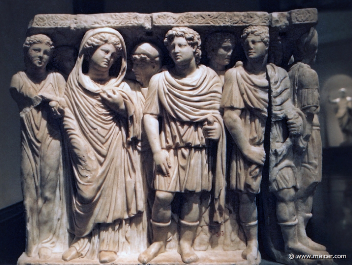 9928.jpg - 9928: Sarcófago con la historia de Aquiles y Políxena. Siglo III d.C. Left side: Polyxena on her way to be sacrificed. Neoptolemus. Museo Nacional del Prado.