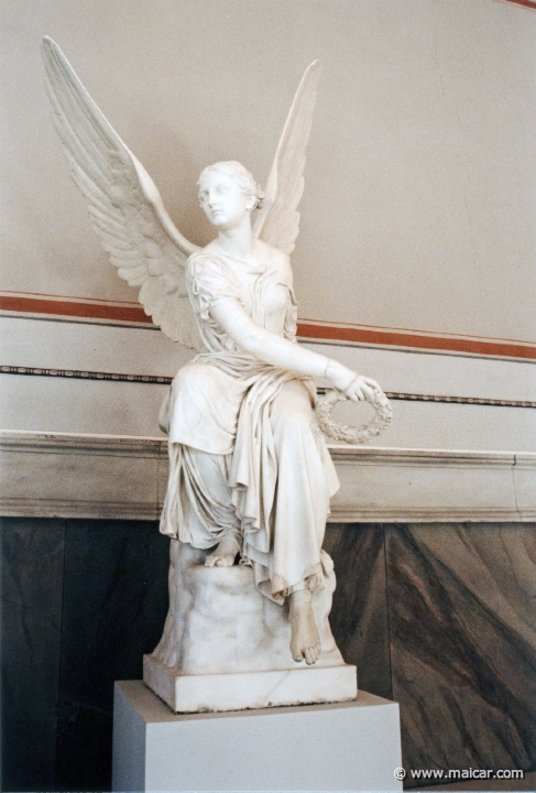 2109.jpg - 2109: Sitzende kranzwerfende Viktoria 1838-45. Christian Daniel Rauch Arolsen, 1777-1857. Dresden. Altes Museum, Berlin.