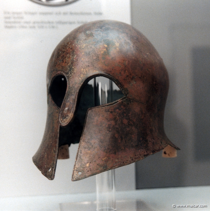 2335.jpg - 2335: Korintischer Helm, Tarent. 1. Hälfte 6 Jhr. v. Chr. Museum für vor und frügeschichte, Berlin.