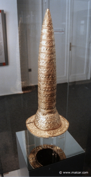 2337.jpg - 2337: Zeremonialhut der Bronzezeit. Späte Bronzezeit 1000-800 v. Chr. Museum für vor und frügeschichte, Berlin.
