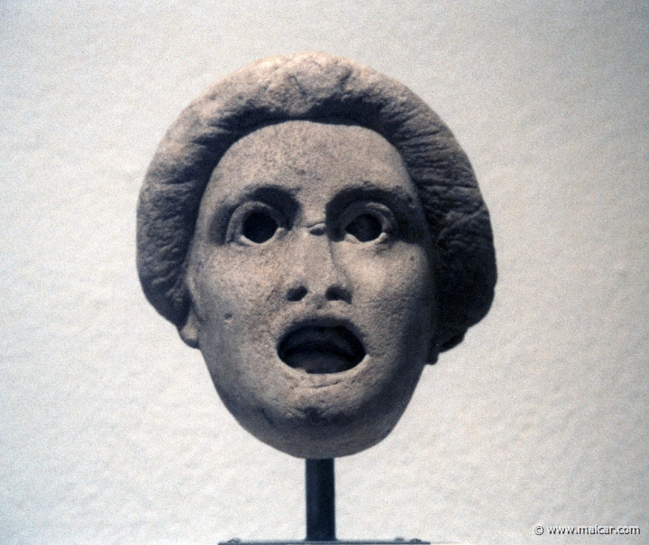 5810.jpg - 5810: Figure portant un masque IIe siècle après J.-C. Ostia Antica, Antiquarium. Musée Rath, Genève.
