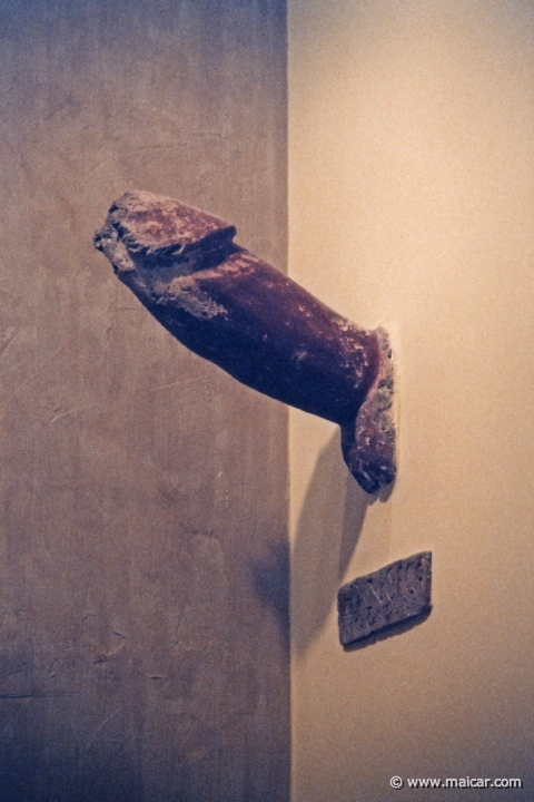 7305.jpg - 7305: Fallo di tufo, dipinto di rosso. Sulla base, l’iscripzione hanc (mentulam?) ego cacavi. Pompei, (IX, 5) I secolo d.C. National Archaeological Museum, Naples.