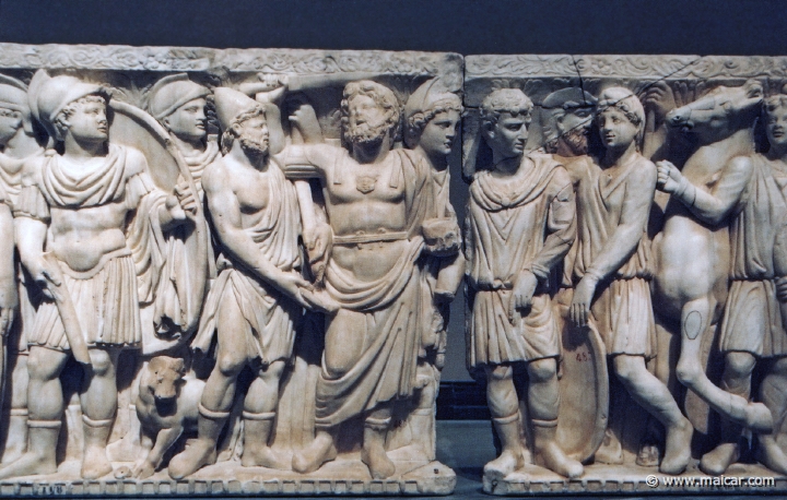 9923.jpg - 9923: Sarcófago con la historia de Aquiles y Políxena. Siglo III d.C. Museo Nacional del Prado. Front detail with Odysseus, Agamemnon and Paris.