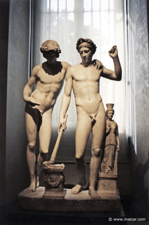 9731.jpg - 9731: «Grupo de San Ildefonso». Finales del siglo I d.C. Orestes y Pilades con la imagen de Artemisa de Táuride. Museo Nacional del Prado.