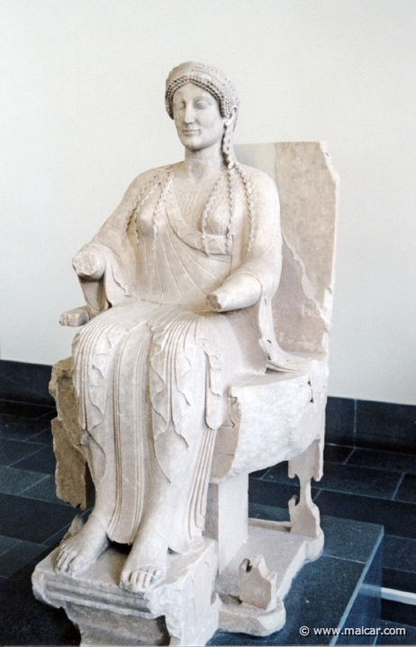2118.jpg - 2118: Thronende Göttin. Vielleicht Kultbild der Unterweltsgöttin Persephone. Tarent 480-460 v. Chr, marmor. Pergamon Museum, Berlin.