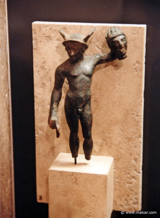 3418.jpg - 3418: Perseus mit dem Haupt der Medusa. Etruskisch 400-350 v. Chr. Museum für Kunst und Gewerbe, Hamburg.