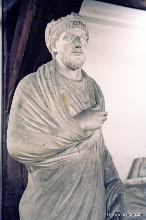8902.jpg - 8902: Julian Apostata (361-63) som praest. Romersk, 4 årh. Marmor Louvre, Paris. Den Kongelige Afstøbningssamling, Copenhagen.