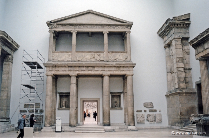 2206.jpg - 2206: Heiligtum der Athena Nikesphoros aufbau der Einganghalle, 1 Hälfte 2 Jhr. v. Chr. Pergamon Museum, Berlin.
