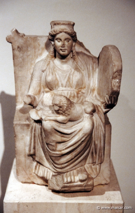 3413.jpg - 3413: Statyette der Göttin Kybele. Griechisch 330-300 v. Chr. Museum für Kunst und Gewerbe, Hamburg.