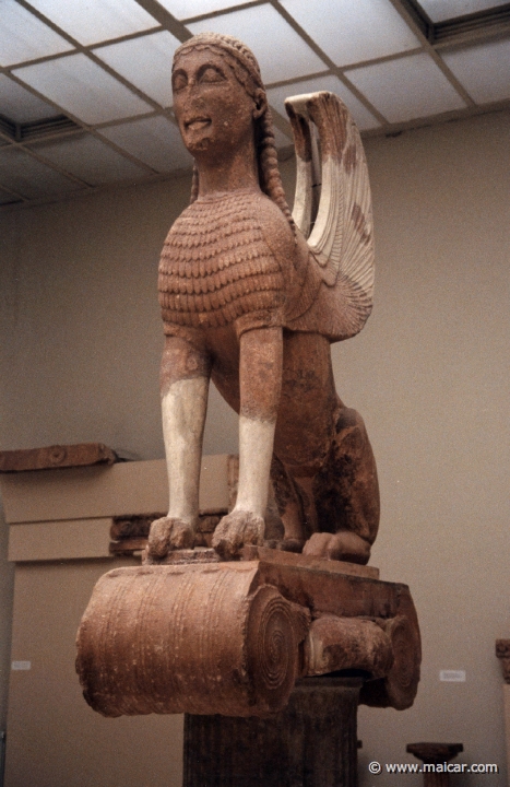 5935.jpg - 5935: Sphinx de la colonne des Naxiens, 570-560 avant J.-C.). Archaeological Museum, Delphi.