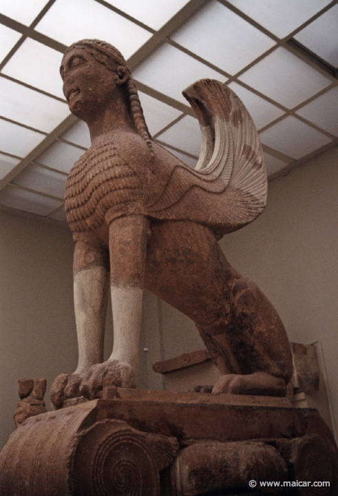 5937.jpg - 5937: Sphinx de la colonne des Naxiens, 570-560 avant J.-C.). Archaeological Museum, Delphi.