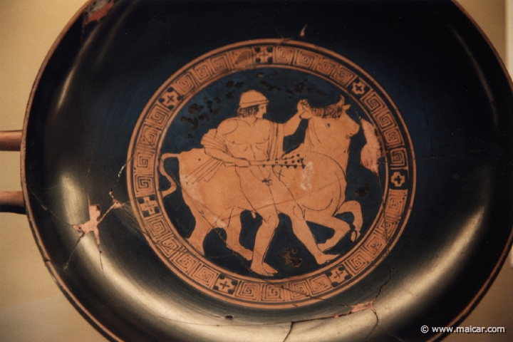8237.jpg - 8237: Theseus and the bull of Marathon. Red-figured cup. Athens c. 430 BC. British Museum, London.