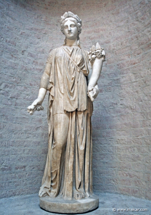 0205.jpg - 0205: Statue der Artemis. Kopie eines Originales de 4 Jh. v. Chr. (sog. Dresdner Artemis). Der Torso ist von Bertel Thorvaldsen zu einer Ceres ergäntz worden. Glyptothek, München.