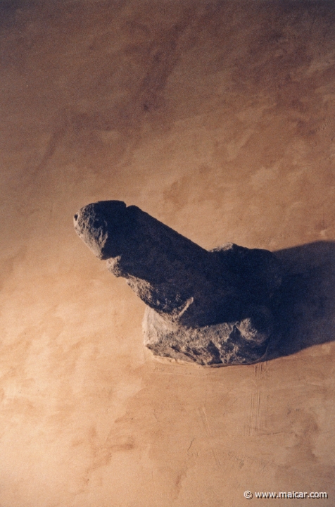 7303.jpg - 7303: Fallo di tufo. Pompei (?), I secolo d.C. National Archaeological Museum, Naples.