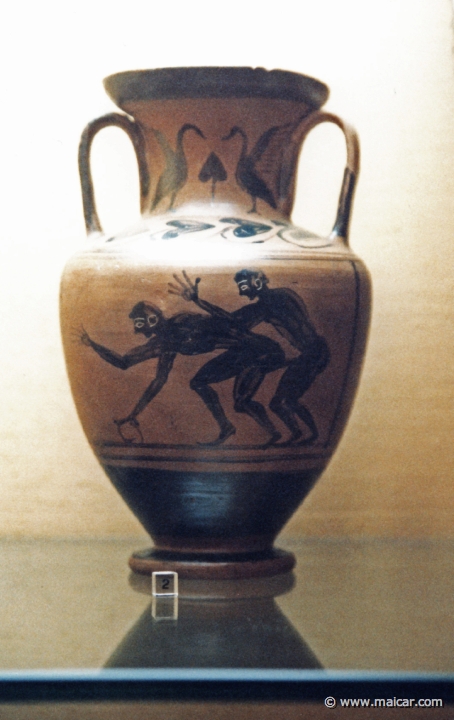 7311.jpg - 7311: Anfora campana a figure nere. Collezione di Carolina Murat. Produzione capuana di V secolo a.C. National Archaeological Museum, Naples.