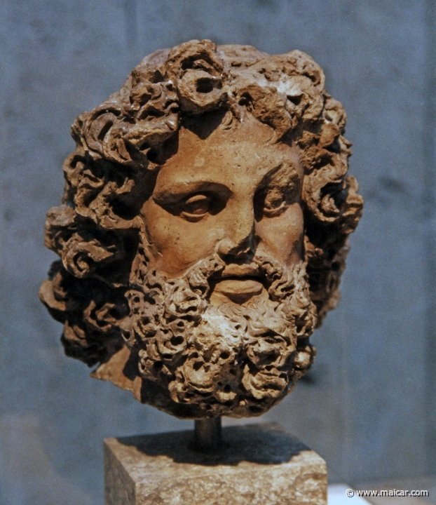 0304.jpg - 0304: Kopf des Zeus. Etrurien 170-150 v. Chr. (Terrakotta). Staatliches Antikensammlungen, München.
