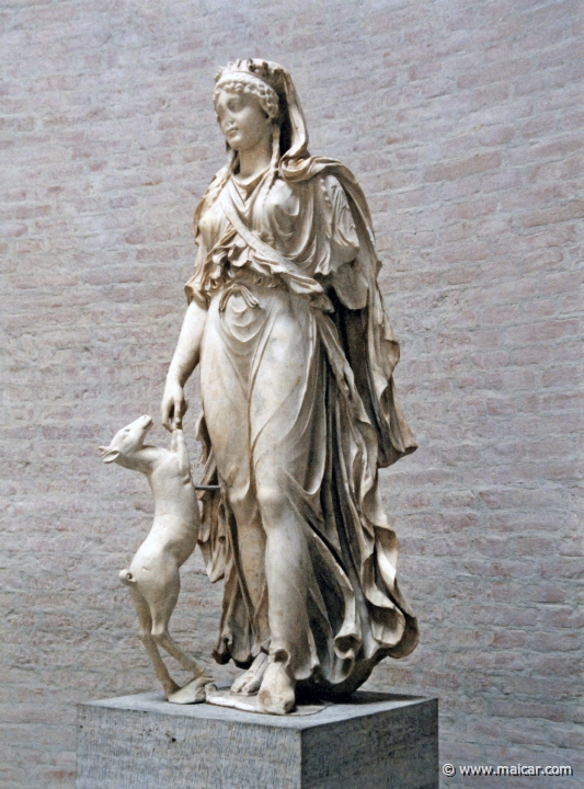 0211.jpg - 0211 Artemis. Römisches Werk in Anlehnung an griechisches Vorbilder. 1.Jh. n. Chr. Glyptothek, München.