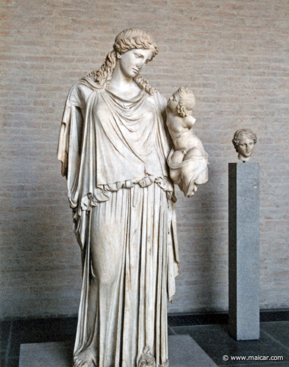 0223.jpg - 0223: Eirene mit dem kleinen Plutus. Kopie nach einer Kultstatue des Kephisodot auf dem Markplatz von Athen (um 370 v. Chr.). Glyptothek, München.