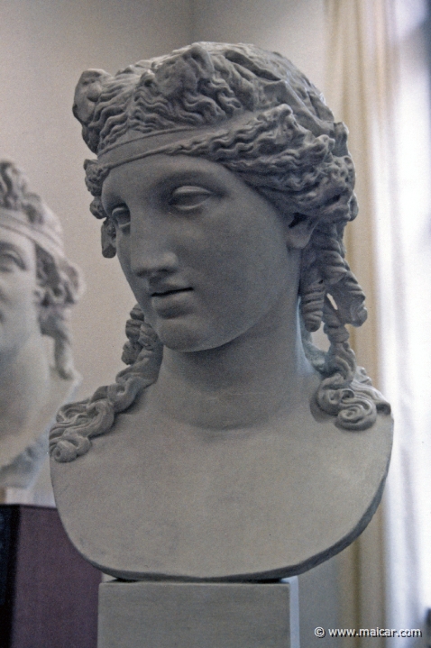 0333.jpg - 0333: Late Hellenistic Dionysus head from 2C BC. Archaeologie Staatssamlung.