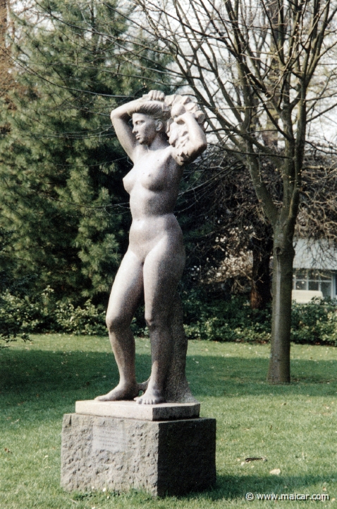 1426.jpg - 1426: Pomona. Statue by Nils Möllerberg (1892-1954). Stadsparken, Lund.