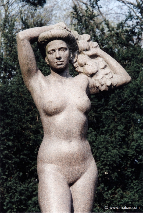 1427.jpg - 1427: Pomona. Statue by Nils Möllerberg (1892-1954). Stadsparken, Lund.