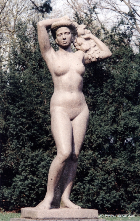 1428.jpg - 1428: Pomona. Statue by Nils Möllerberg (1892-1954). Stadsparken, Lund.