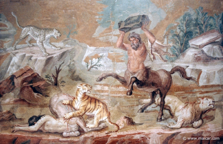 2105.jpg - 2105: Mosaik. Kentaurenpaar im Kampf gegen Raubkatzen. Aus der Villa Hadriana bei Tivoli, 118-138 n. Chr. Altes Museum, Berlin.
