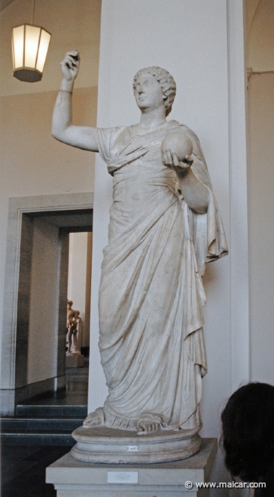 2126.jpg - 2126: Frauenstatue. Urania, 2 Jh. n. Chr. nach 350 v. Chr. Römische Kopie. Pergamon Museum, Berlin.