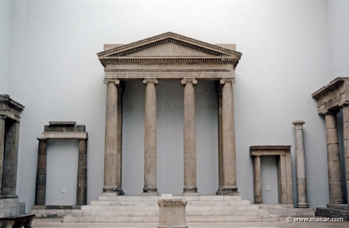 2205.jpg - 2205: Magnesia am Mäander. Tempel des Zeus Sosipolis vom Markplatz. Anfang 2 Jhs. v. Chr. Pergamon Museum, Berlin.
