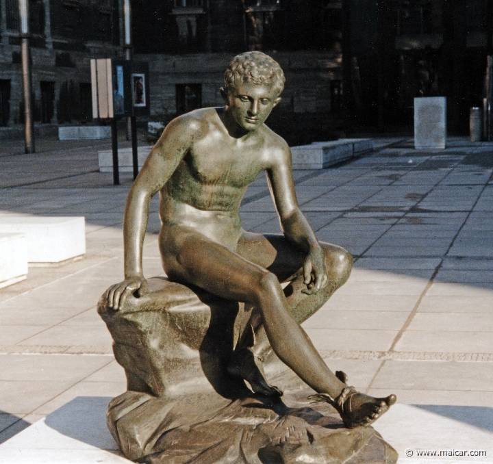 2207.jpg - 2207: Hermes, outside Pergamon Museum, Berlin.