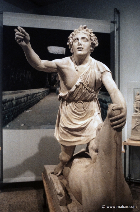 5815.jpg - 5815: Mithra. 1er. siècle après J.-C. Ostia Antica, Musée. Musée Rath, Genève.