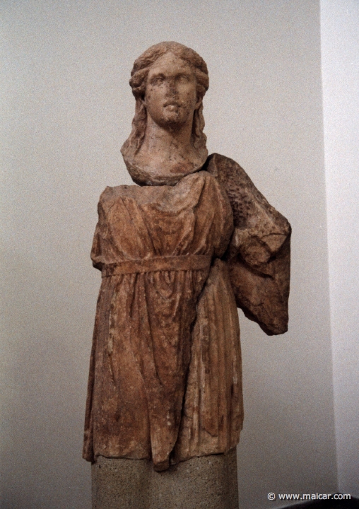6004.jpg - 6004: Statue d’Apollon Citharède provenant du fronton du temple d’Apollon. Seconde moitié du IV siècle avant J.-C. Archaeological Museum, Delphi.