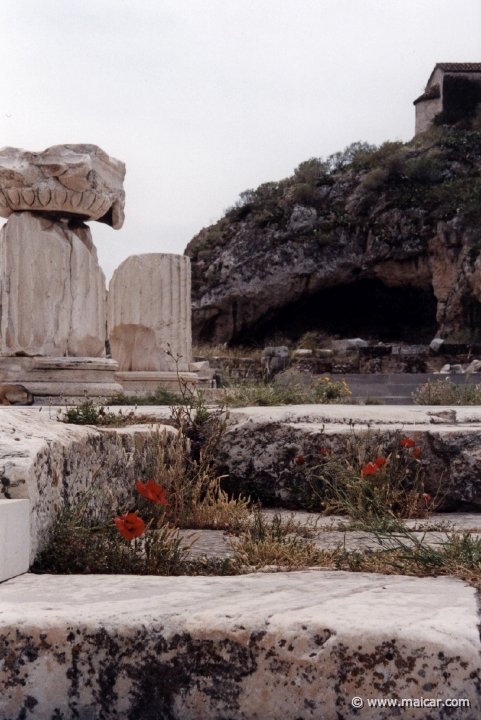 6530.jpg - 6530: Poppies at Eleusis. The Plutonium is visible behind. Site of Eleusis.