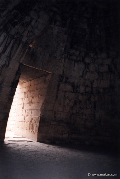 6636.jpg - 6636: The entrance of the tomb of Atreus (treasure of Atreus)from within, Mycenae.