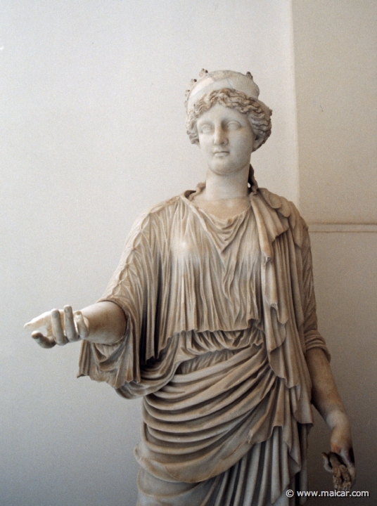7009.jpg - 7009: Statua della dea Nemesi. Replica di età antonina del II sec. d.C. da originale greco del 430 a.C. circa. National Archaeological Museum, Naples.